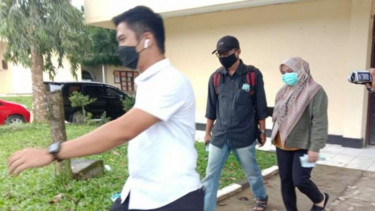 Bupati Kolaka Timur Andi Merya Nur saat keluar dari gedung Direktorat Reserse Kriminal Khusus Polda Sulawesi Tenggara di Kendari usai diperiksa oleh KPK, Rabu, 22 September 2021.