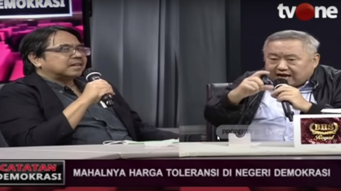 Ade Armando (kiri) dan Lieus Sungkharisma (kanan) dalam Catatan Demokrasi tvOne.