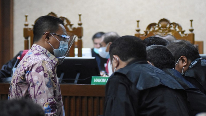   Terdakwa mantan pejabat Ditjen Pajak Dadan Ramdani saat menjalani dakwaan