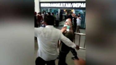 Potongan gambar Bupati Kolaka Timur Andi Merya Nur, saat berada di Bandara Haluoleo hendak diterbangkan ke Jakarta usai diperiksa KPK di Markas Polda Sulawesi Tenggara, Kendari, Rabu, 22 September 2021.