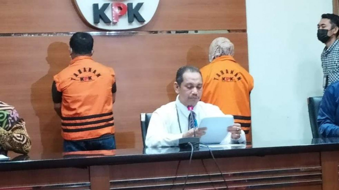 Konferensi pers penetapan Bupati Kolaka Timur sebagai tersangka kasus suap.