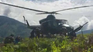 Helikopter TNI mengevakuasi warga dari Distrik Kiwirok, Papua.