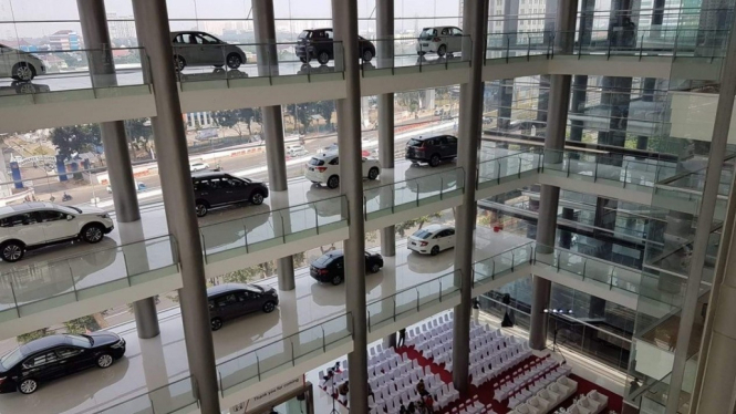 Diler Mobil Bertingkat. Foto: Ist.