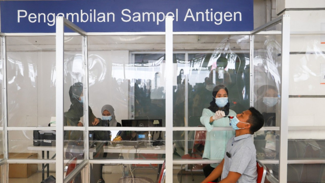 Tes Antigen di stasiun KAI.
