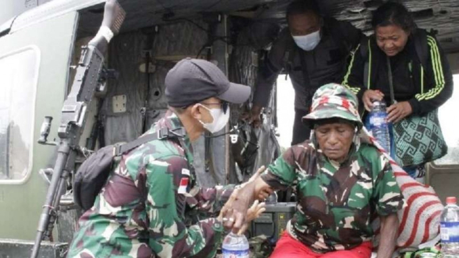 Warga dan guru dievakuasi dengan helikopter TNI AD dari Distrik Kiwirok, Kabupaten Pengunungan Bintang, Papua, akibat ulah kelompok kriminal bersenjata (KKB), beberapa waktu lalu.