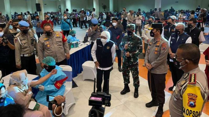 Forkopimda Jatim meninjau vaksinasi dengan sasaran tunawisma dan pemulung.