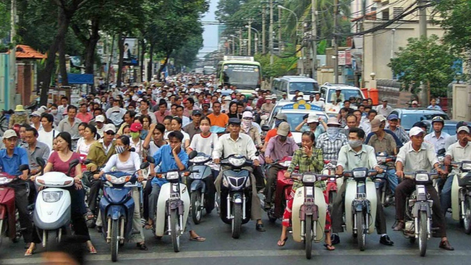 Pemotor terjebak macet di Vietnam.