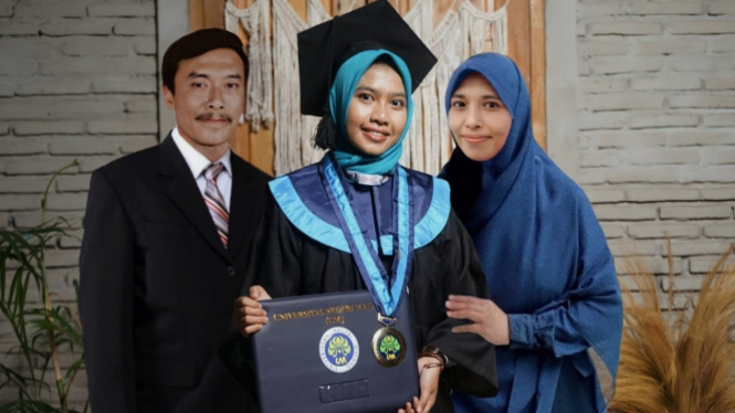 Viral Editan Foto Wisuda Anak Yatim Bersama Orang Tua (Twitter/pantungalimar)