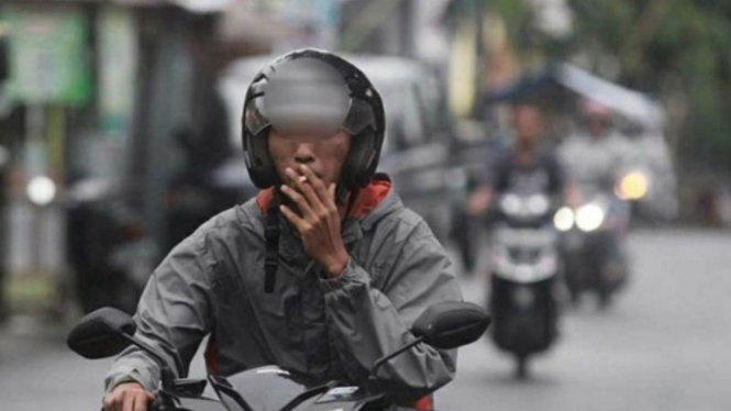Berkendara sambil merokok