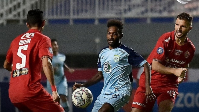 Pertandingan Persija vs Persela di Liga 1 2021/2022.