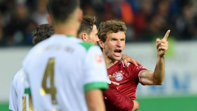 Pemain Bayern Munich, Thomas Mueller rayakan gol.
