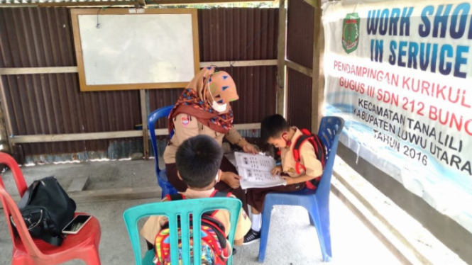 Para siswa di Sulsel belajar di rumah warga usai sekolahnya disegel