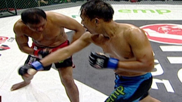 Muhammad Hanwa mengahdapi Alwin Kincai