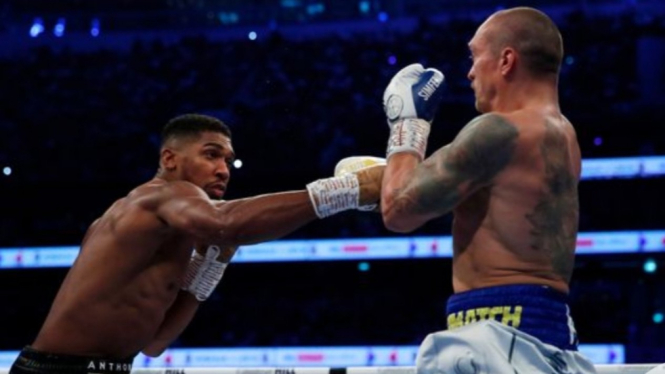 Pertarungan tinju antara Anthony Joshua vs Oleksandr Usyk. 