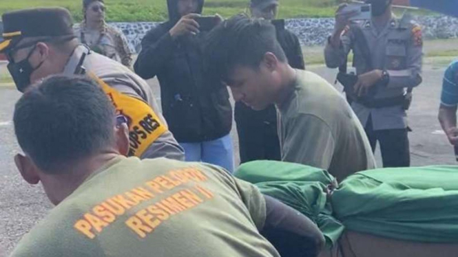 Evakuasi anggota Brimob yang tewas di Papua.