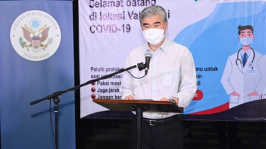 Duta Besar AS untuk RI Sung Y Kim berbicara di kunjungan ke lokasi vaksinasi