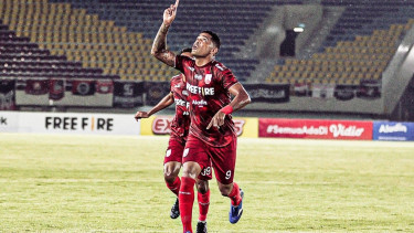 Striker Persis Solo, Alberto Goncalves merayakan gol