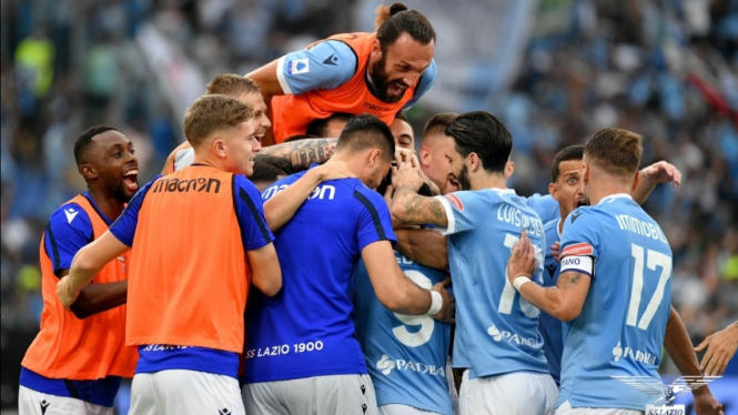 Para pemain Lazio merayakan kemenangan. 