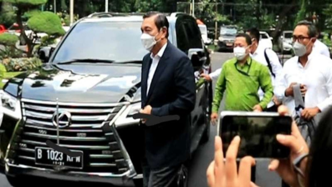 Menko Marves Luhut Binsar Pandjaitan memenuhi pemeriksaan di Polda Metro Jaya