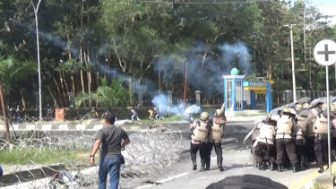 Aksi unjuk rasa mahasiswa di Mapolda Sulteng berakhir ricuh
