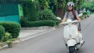 Wanita Ini Beli Sayur Pake Vespa Mahal
