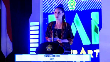 Cinta Laura berpidato di hadapan para mentari