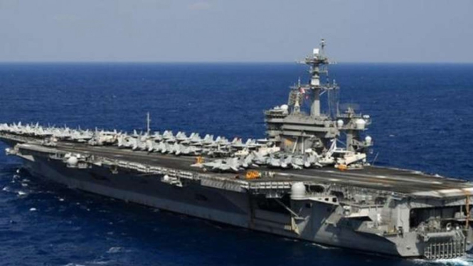 Kapal perang milliter AS  USS Theodore Roosevelt CVN 71 transit di Laut Pasifik