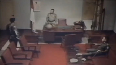 Adegan Mayjen Soeharto memerintahkan Kol Sarwo Edhie untuk merebut Halim