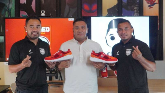 Ponaryo Astaman dan Firman Utina bersama Mr Cuanisasi di Borneo FC.
