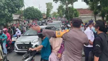 Kepala Polres Blitar AKBP Adhitya Panji Anom ikut mengatur arus lalu lintas saat aksi peternak ayam telur di Blitar, Jawa Timur, menggelar aksi protes membagi-bagikan telur, Selasa, 28 September 2021.
