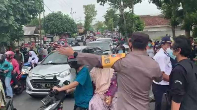 Kepala Polres Blitar AKBP Adhitya Panji Anom ikut mengatur arus lalu lintas saat aksi peternak ayam telur di Blitar, Jawa Timur, menggelar aksi protes membagi-bagikan telur, Selasa, 28 September 2021.