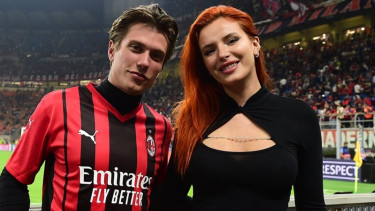 Bella Thorne menyaksikan langsung pertandingan AC Milan vs Atletico Madrid