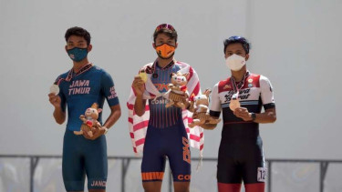 Atlet sepatu roda DKI Jakarta, Barijani Mahesaputra (tengah) sabet emas PON 