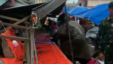 Sepuluh warung ambruk ditimpa pohon tumbang di Padang Pariaman.