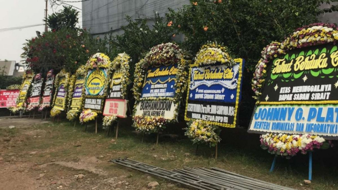 Karangan bunga di rumah duka almarhum Sabam Sirait.
