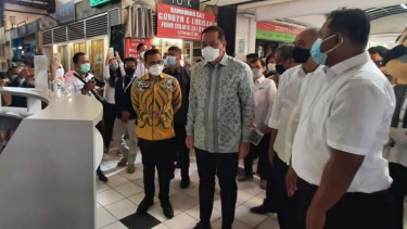 Menteri Perdagangan M. Lutfi di Pasar 8 Alam Sutera.