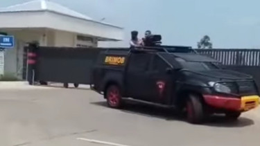 Brimob mengawal lokasi yang mau terjadi bentrokan ormas.