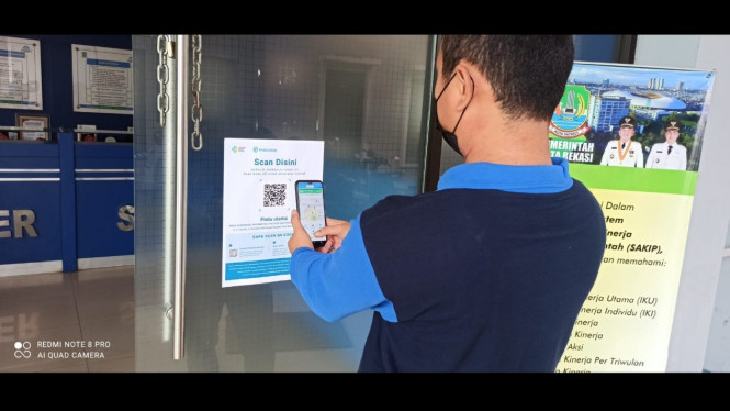Uji coba penerapan scan barcode aplikasi PeduliLindungi.