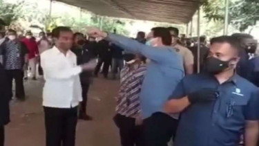 Presiden Jokowi menyapa Ahok di rumah duka Sabam Sirait