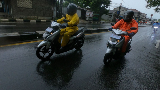 Berkendara motor di musim hujan