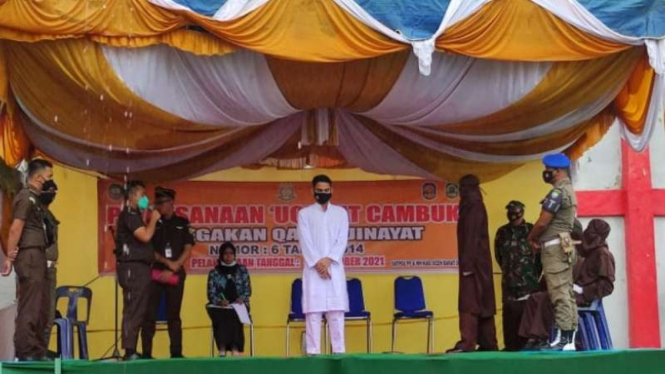 Seorang terpidana kasus pelanggaran syariat Islam menjalani hukuman cambuk di Kabupaten Aceh Barat Daya, Provinsi Aceh, Jumat, 1 Oktober 2021.