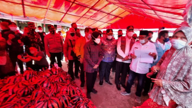 Mensos Risma meninjau masyarakat terdampak banjir & longsor Kab.Padang Pariaman