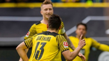 Selebrasi pemain Borussia Dortmund usai bobol gawang Augsburg
