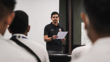 Manajer Persija, Bambang Pamungkas, membacakan surat dari The Jakmania