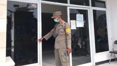 Kaca Kantor Desa Bojong Koneng Pecah dirusak warga yang marah.