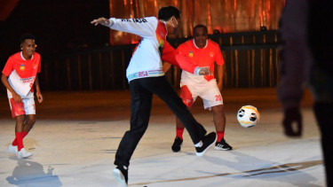 Jokowi bermain bola dengan anak Papua di pembukaan PON