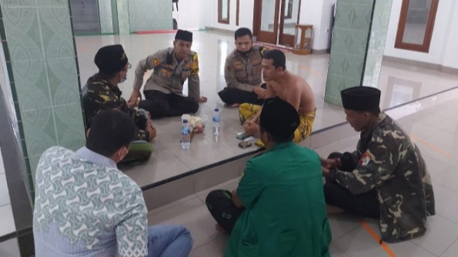 Ustaz Encep (Bersarung Tanpa Mengenakan Baju)