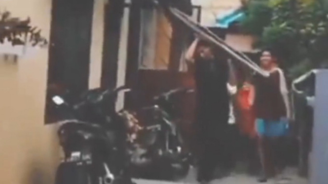 Viral Maling Besi Diarak Keliling Gang