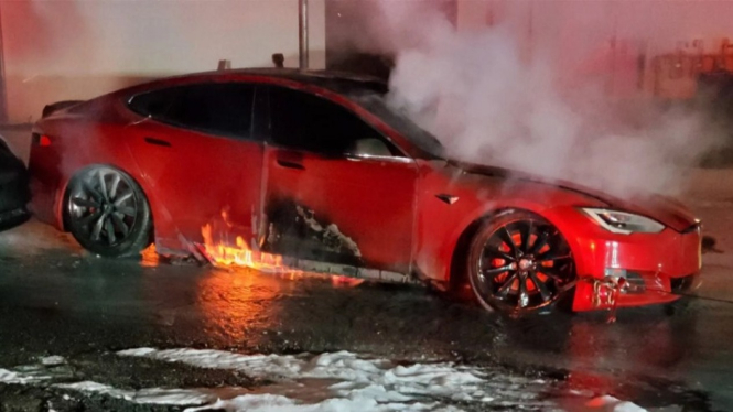 Mobil Listrik Tesla Terbakar. Foto: Carscoops.