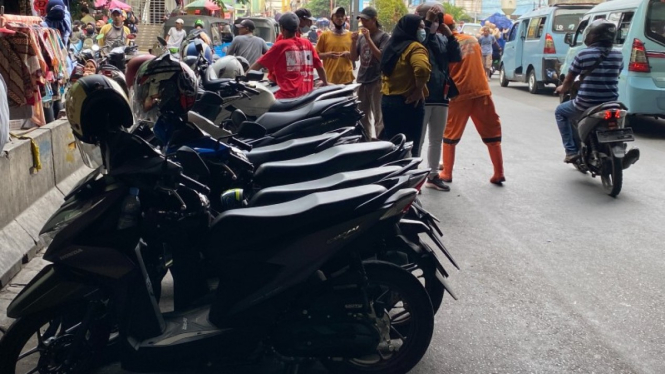 Parkir liar di pasar Tanah Abang.